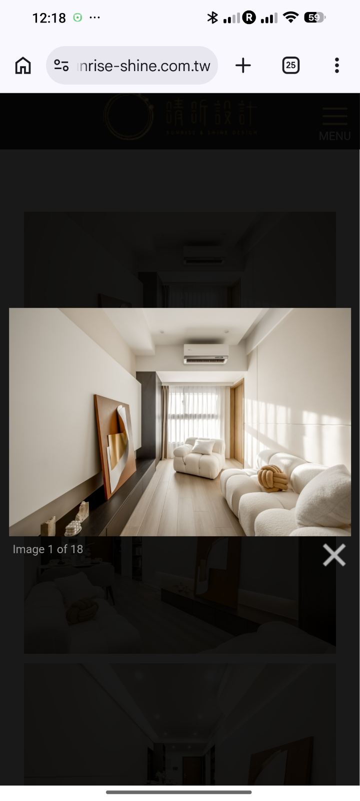 客廳呈現現代簡約與奶油風格，以暖白牆面搭配淺木地板，透過懸空造型電視牆結合深色線性地檯，並配置圓潤弧度沙發營造柔和空間感。