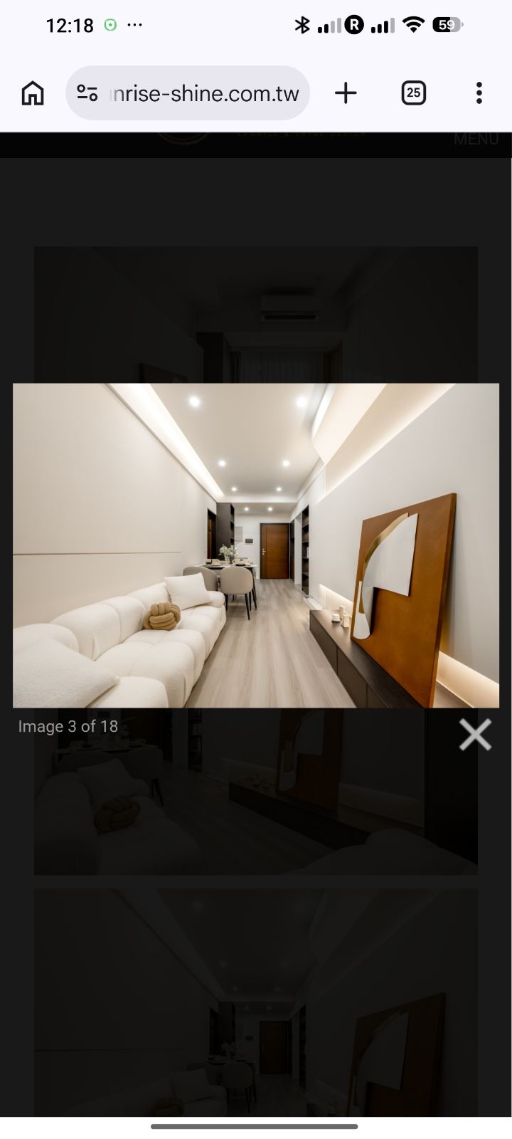客餐廳以奶油暖白與淺木色調為主軸，採用弧形層次天花板與間接光帶，搭配圓潤飽滿的白色布沙發及低矮電視櫃，呈現簡約溫和的現代居家氛圍。