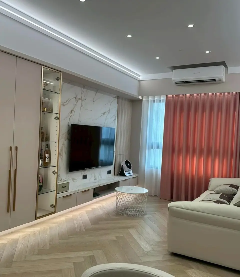 以賽亞工程有限公司作品：客廳空間，電動窗簾