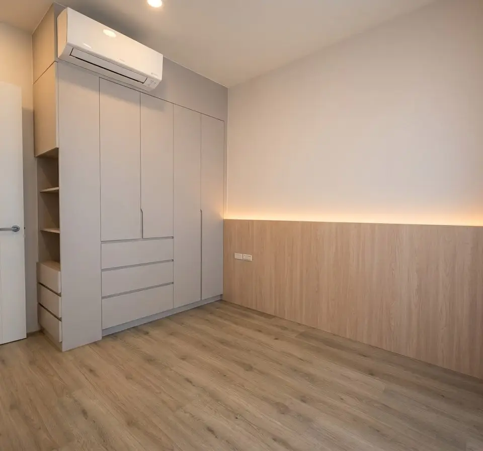 麗登系統家居作品：次臥氛圍燈衣櫃上使用系統板做冷氣整體修飾