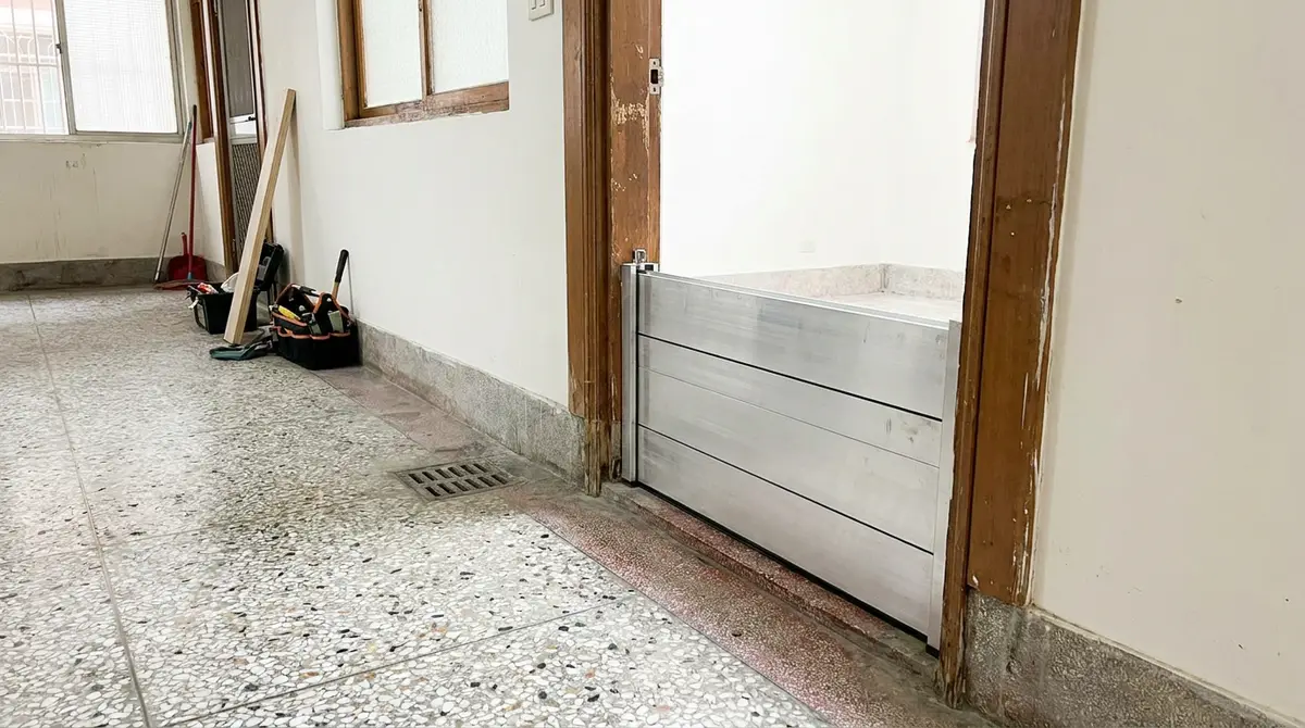 老屋一樓門口可以裝防水閘門嗎？先看門框、排水，再決定怎麼裝